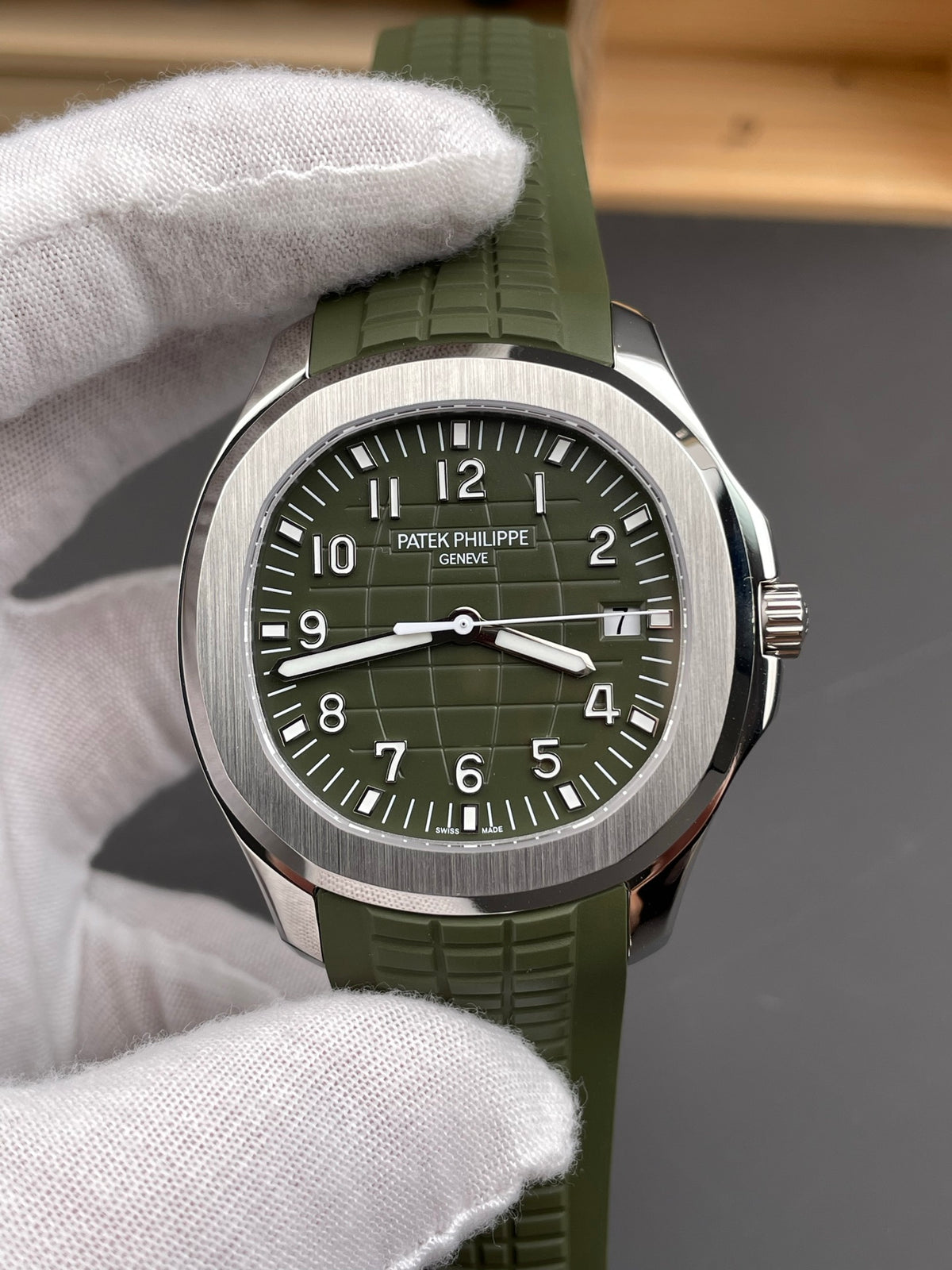 Aquanaut 5168G-010 Khakis 18k White Gold Plated 42mm