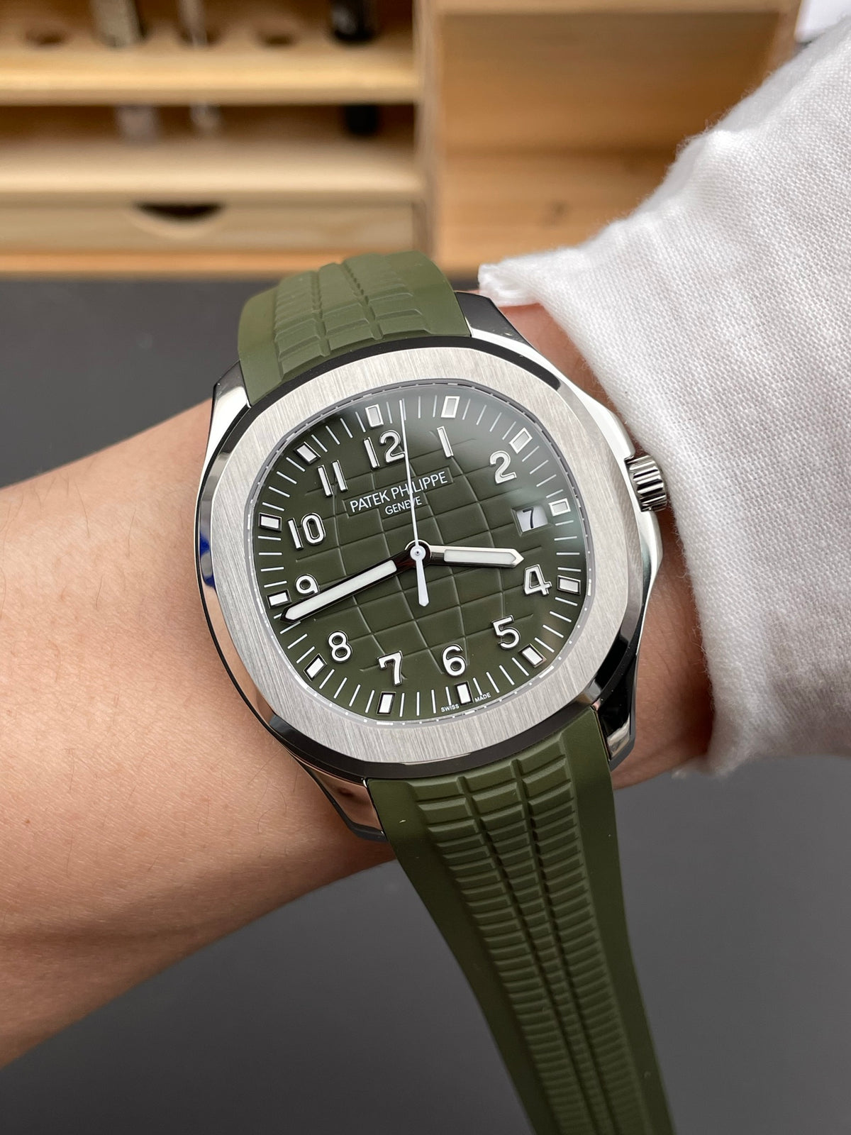 Aquanaut 5168G-010 Khakis 18k White Gold Plated 42mm