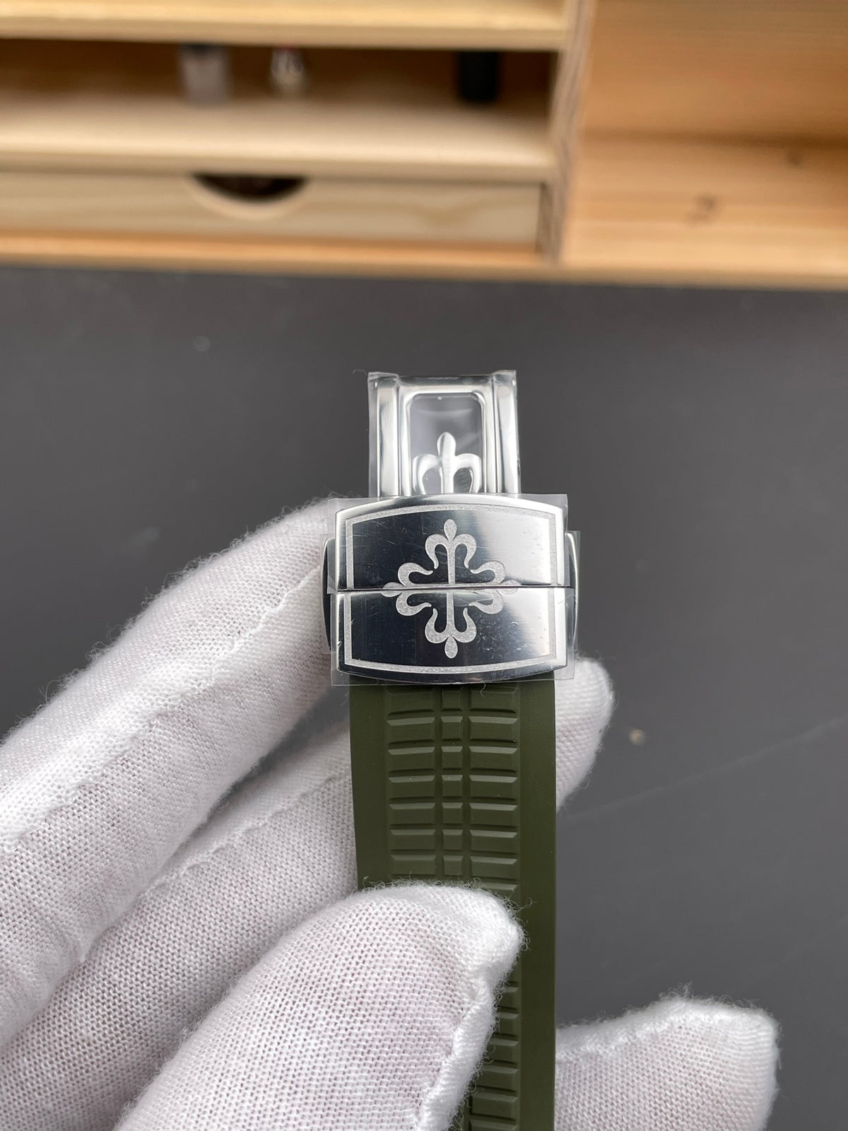 Aquanaut 5168G-010 Khakis 18k White Gold Plated 42mm
