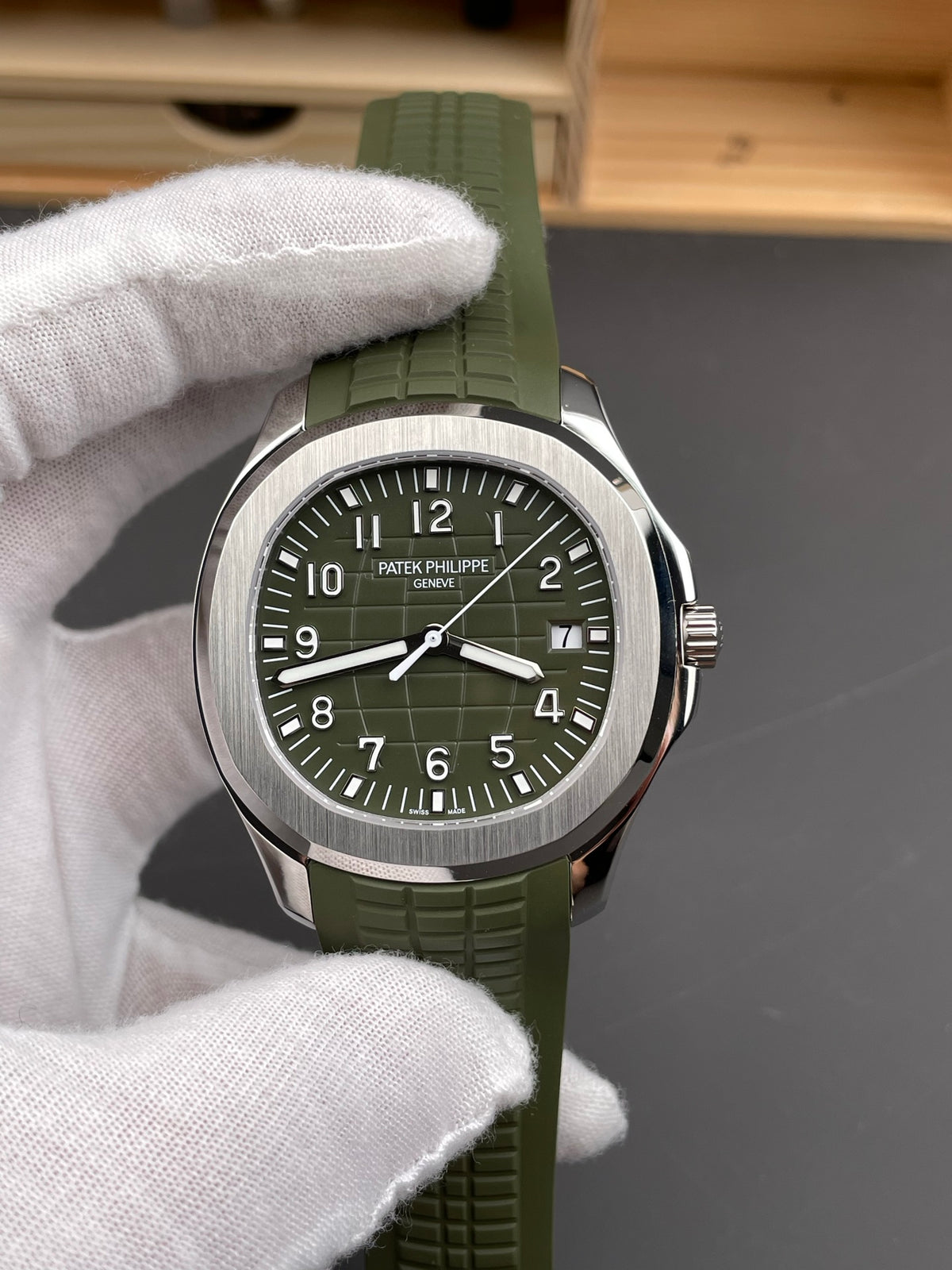 Aquanaut 5168G-010 Khakis 18k White Gold Plated 42mm